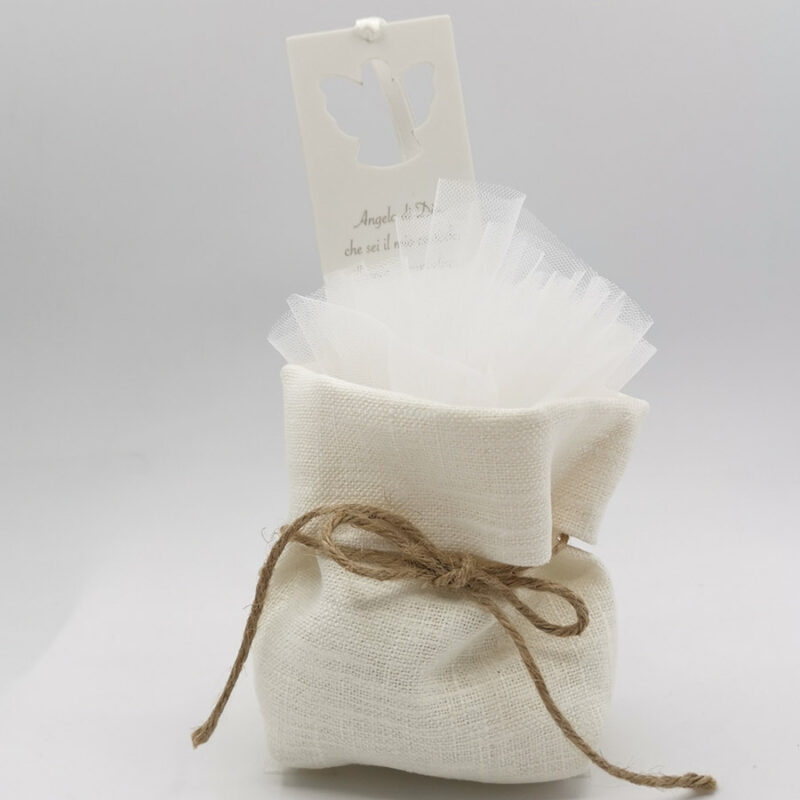 Sacchetto in lino bianco porta confetti con inserto in tulle bianco e bomboniera segnalibro pvc compatto intagliato ad angelo